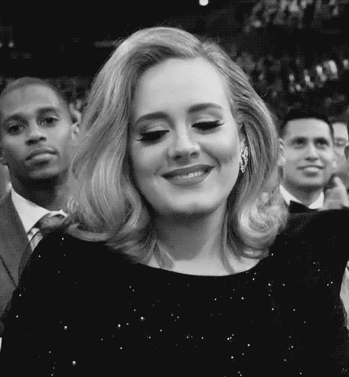 Adele ve arkasındaki iki adam beden diliyle ne söylüyor? 🤔