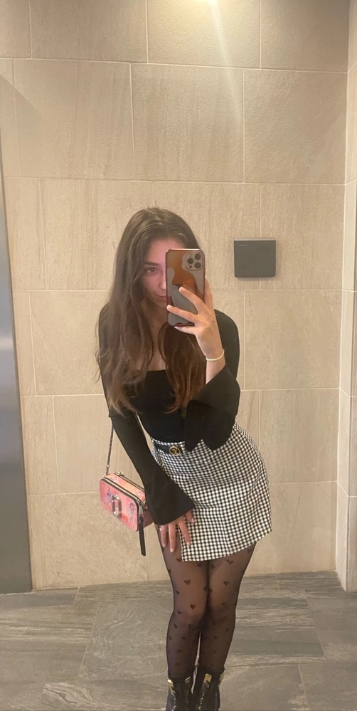 Yarın öğlen iş görüşmem var, kombinim iş görüşmesi sin uygun olur mu?