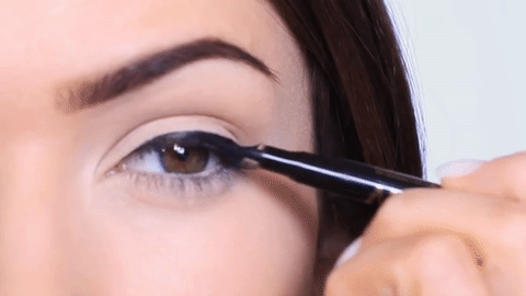 Kusursuz eyeliner çekmek makyajın beceri isteyen kısmı mıdır?