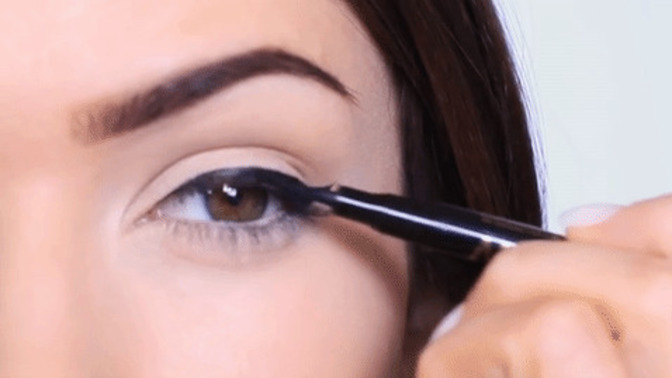 Kusursuz eyeliner çekmek makyajın beceri isteyen kısmı mıdır?