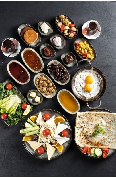 Bu sabah kahvaltı benden. Masan da ne eksik olmasın?