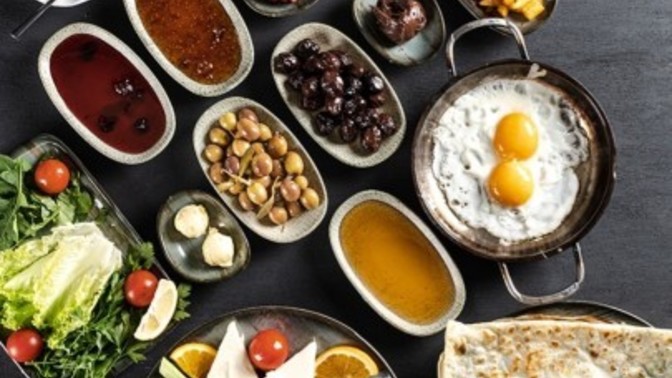Bu sabah kahvaltı benden. Masan da ne eksik olmasın?