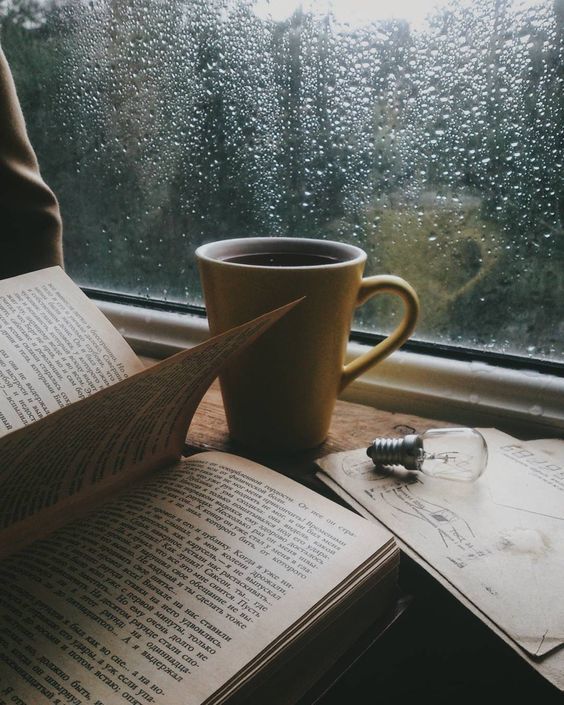 Yağmurda yürümek mi, kitap ve kahve ile yağmuru izlemek mi?