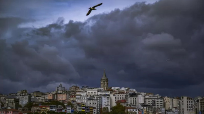 66 ilde şiddetli yağış ve fırtına alarmı! Bu gibi günlerde dışarı çıkarken kendinizi korumak için hangi önlemleri alıyorsunuz?
