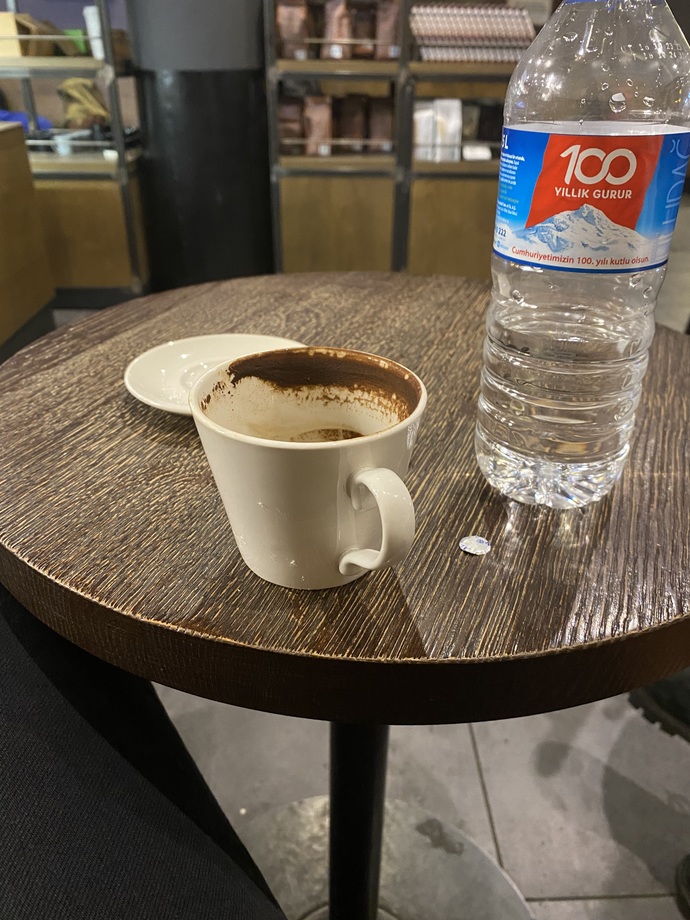 Dışarıda Kahve İçerken , Eski Sevgiliniz Masanıza Gelip Otursa Tepkiniz Ne Yönde Olurdu?
