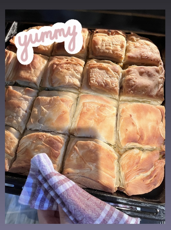 Bugün kolları sıvadım ve pırasalı börek yaptımm! Nasıl görünüyor?