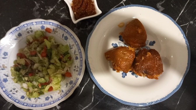 Yemeğin yanında ezme mi, salata mı daha lezzetli olur sence?