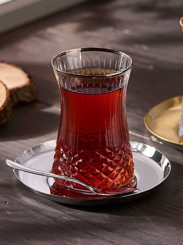 Çayı şekerli mi içersiniz yoksa şekersiz mi içersiniz?