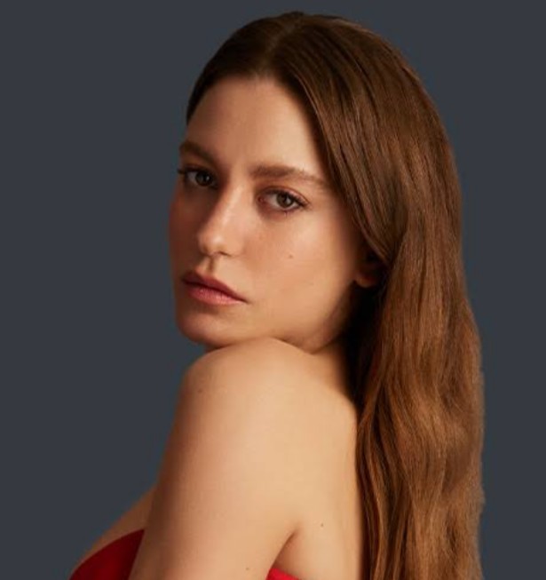 Sizce Türkiyenin en güzel kadın oyuncusu Serenay Sarıkaya mı?