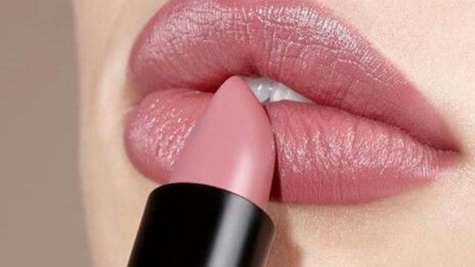 Pembe ruj beyaz tende mi daha hoş duruyor, esmer tende mi?