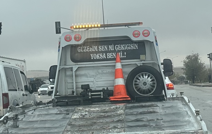 Laf atıyor terbiyesiz.