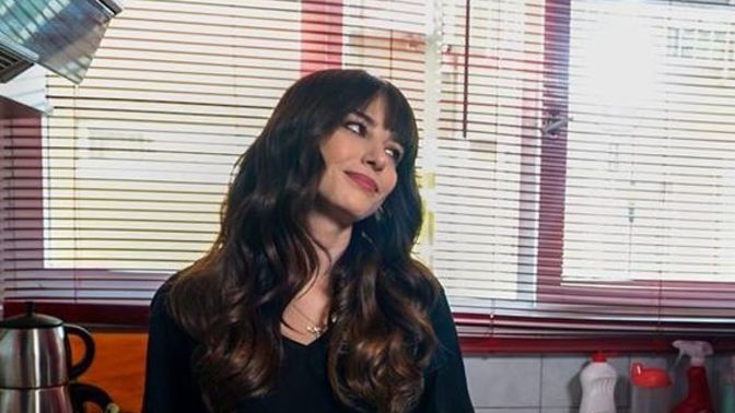 Karnım çok acıktı. Hava çok soğuk, yemek siparişi versem ayıp olur mu?