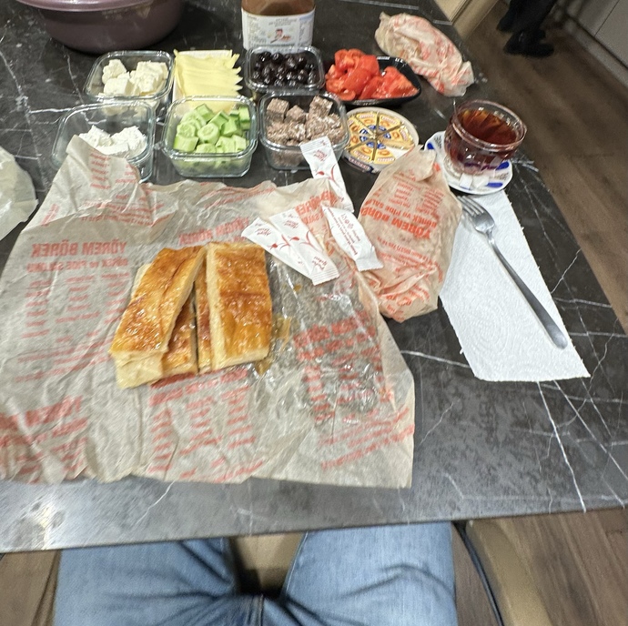 Kahvaltıda börek mi kahvaltılık mı?