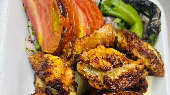 Arkadaşlar 1 kg tavuk, yanındaki sebzeler ve bir kutu kola 180 TL ödedim. Fiyat nasıl sizce?