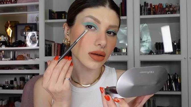 Makyaj yaparken ne tür bir ayna kullanırsınız?