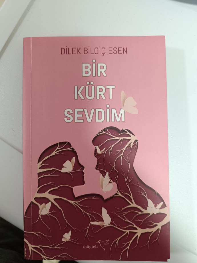 Bir kürt sevdim kitabının iki aşığıni bilen yokmu ya merak tan ölcem 😔?