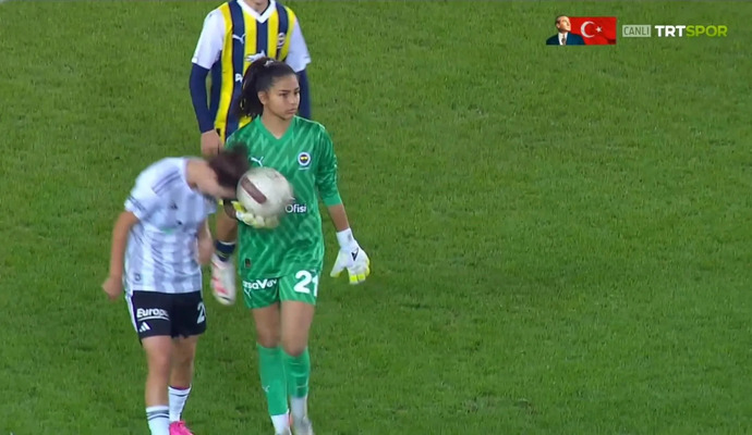 Fenerbahçe - Beşiktaş kadınlar futbol maçında kalecinin elindeki topa müdehaleye verilen karar doğru mu?