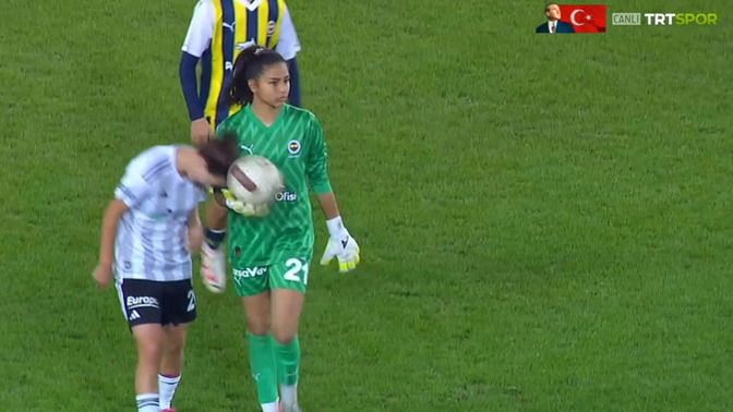Fenerbahçe - Beşiktaş kadınlar futbol maçında kalecinin elindeki topa müdehaleye verilen karar doğru mu?