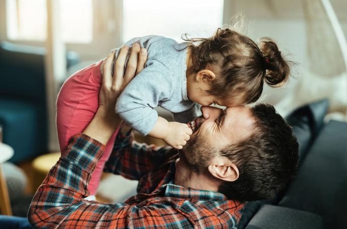 Kızlar babaya, erkekler anneye mi düşkün olur?