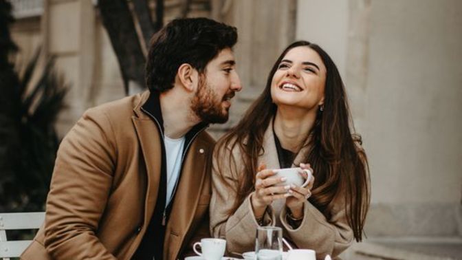 İlk buluşmada cinsellik konuşan erkekten olur mu?