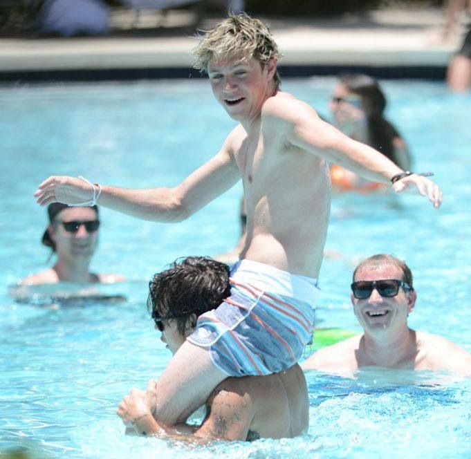 Niall Horan’ın Harry Styles’ın omzuna ve sırtına binmesi hakkında ne düşünüyorsunuz?