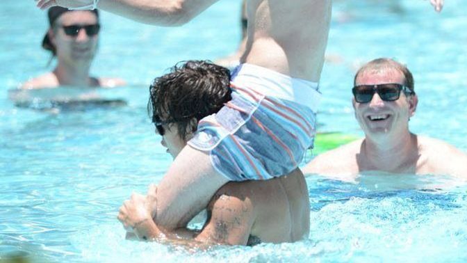 Niall Horan’ın Harry Styles’ın omzuna ve sırtına binmesi hakkında ne düşünüyorsunuz?