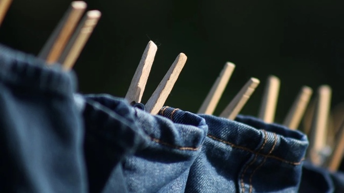Yıkadıktan sonra pantolonları paçadan mı, belden mi asıyorsunuz?