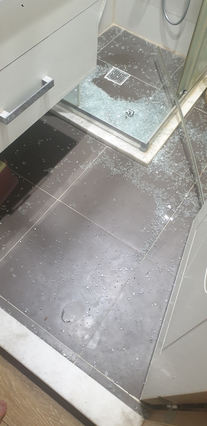 Diger camlar düzgün fakat sürgülü kapının biri düştü ve kırıldı