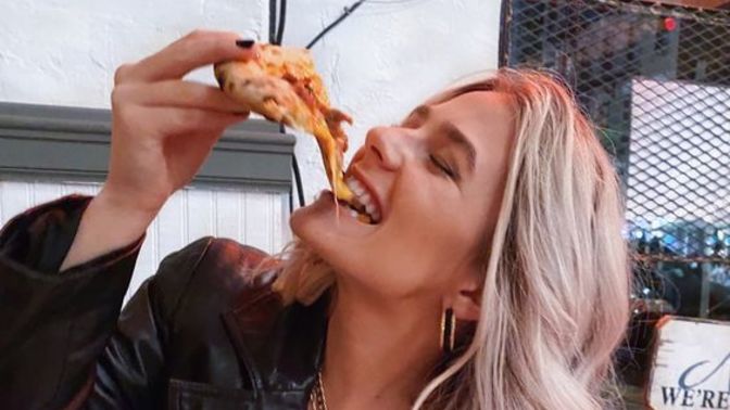 Annemin yaptığı yemekleri beğenmediğimde hazır yemek alıyorum. Anne yemeğini beğenmemek olmaz mı?