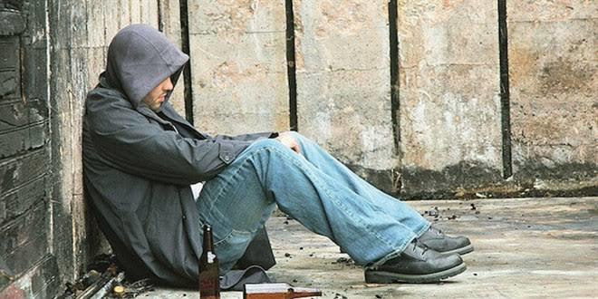 Mutsuz ve kurtarıcı bekleyen kurban psikolojisi batağındaki mağdurum yenildim haletiruhiyesi