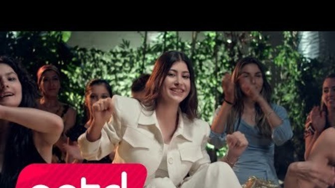 Anlamını bilmediğiniz şarkılarda içinizin coştuğu oluyor mu? Bana arka fondaki kadar hareketli şarkılar atar mısınız?