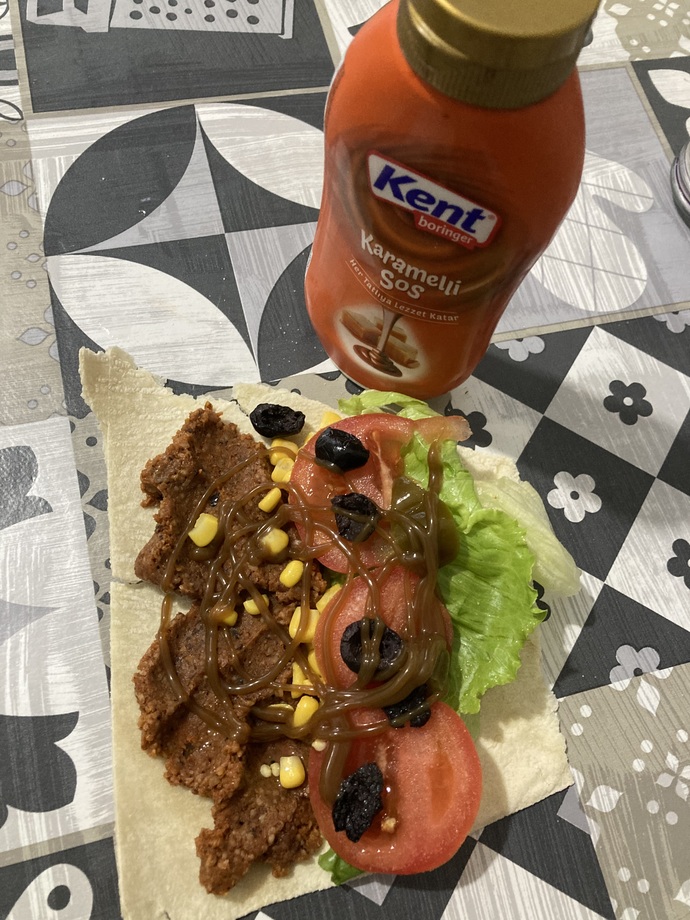 Çiğ köfteye karamel sos dökülür mü?