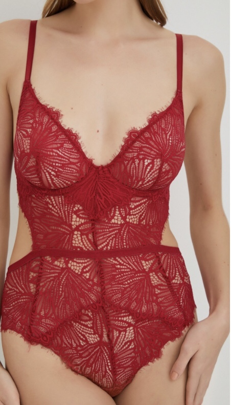 Kırmızı gecelik dedim o ikisini değil bodysuit aldım nasıl?