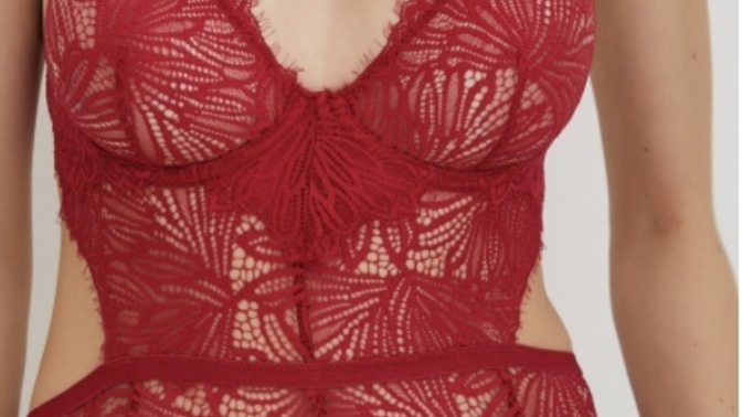 Kırmızı gecelik dedim o ikisini değil bodysuit aldım nasıl?