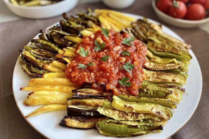 Kızartmayı yoğurt soslu mu seversin, domates soslu mu?