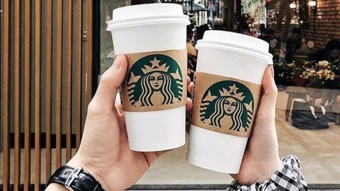 Starbucks'a ilk defa gideceğim, sıcak ve kolay okunuşlu kahve adı söyler misiniz?