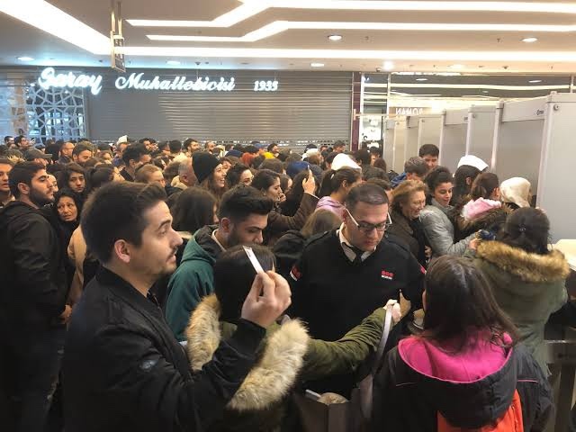 Alışveriş için kuyrukta bekler misin?