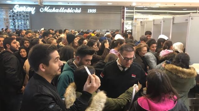 Alışveriş için kuyrukta bekler misin?