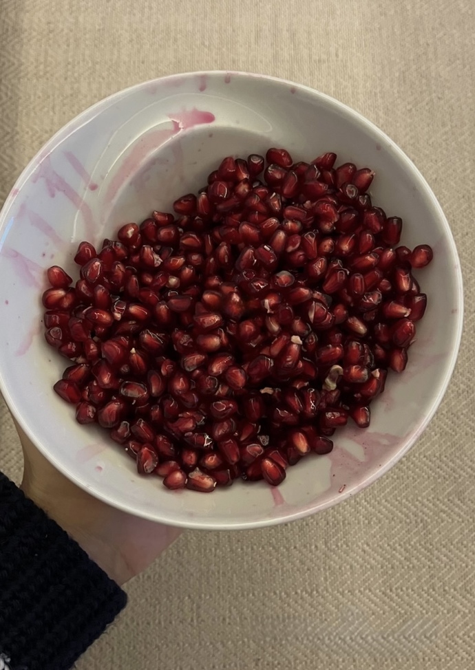 Sizin için nar ayıklayan biri var mı?