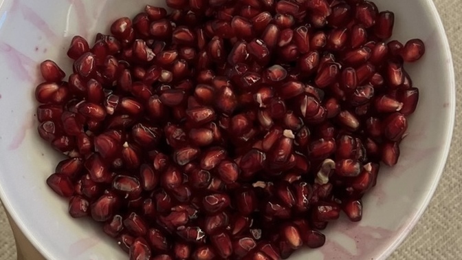 Sizin için nar ayıklayan biri var mı?