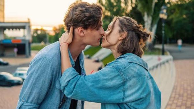 İlk öpücük kadından gelse hoşuna gider mi?
