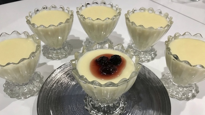 Damla sakızlı muhallebi yaptım. Nasıl görünüyor, sever misiniz?