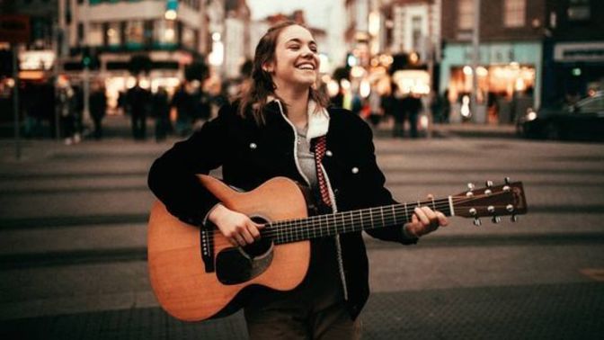 Hangi şarkının akustik versiyonu daha çok hoşunuza gidiyor?