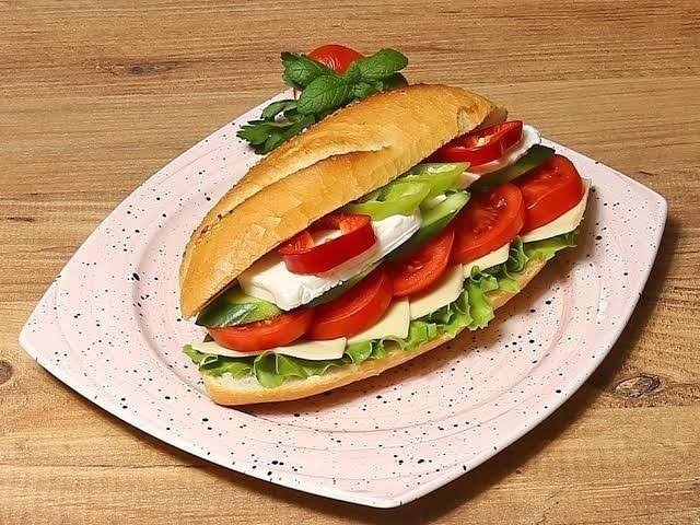 Ekmek arası peynir domates çoğu yemekten güzel mi?