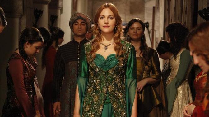 Bir kere giydiğim abiye elbiselerimi giyip evde Hürrem Sultan gibi dolaşsam mı acaba?