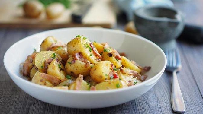 Patates salatasını sade mi soslu mu seversiniz?