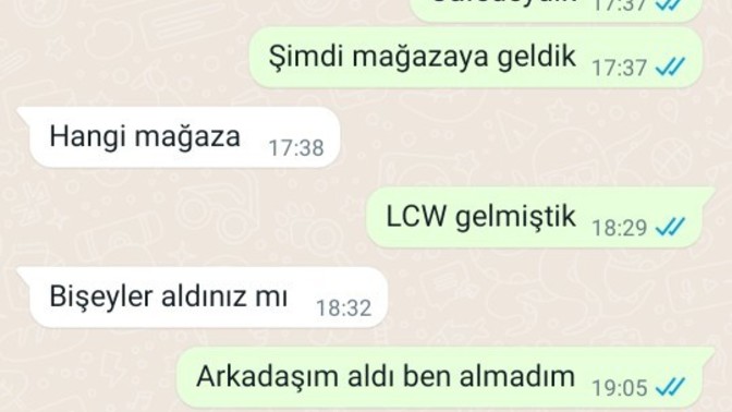 Sevgilim ben yazmadığım sürece merak edip yazmıyor 3 saat telefonu kapattım yazar mı diye ve bu saat oldu hala yazmamış sevmiyomu?