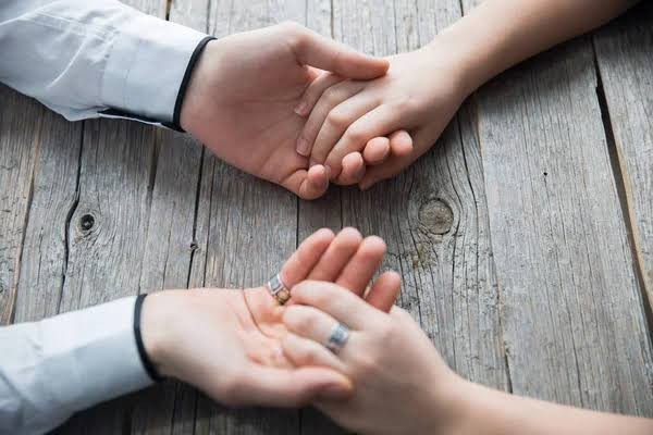 İlişkinin başındayken çok ilgi göstermenin zararı var mıdır?