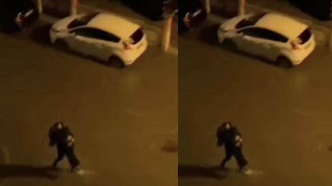 Bir genç sevgilisi ıslanmasın diye kucağında taşımış. Çok romantik değil mi, sen yüzde kaç romantiksin?