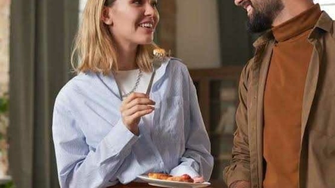 Biz erkeklere çıkma teklifi edermisiniz kadınlar?